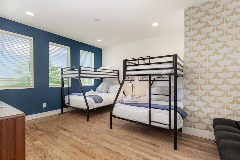 Citrine-private Patio & Balcony-near Germantown