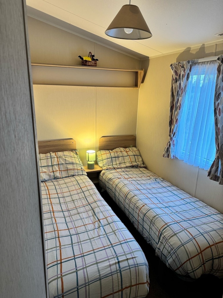 3 Bed Caravan - Sleeps 6 - Pets - 5 min to Beach