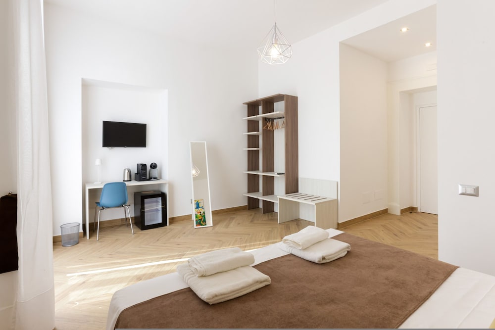 Pessina 90 Rooms in Naples