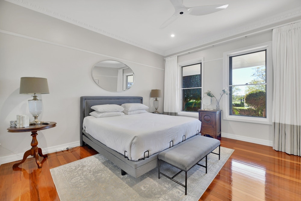 Expansive Toowoomba Retreat With Garden BBQ