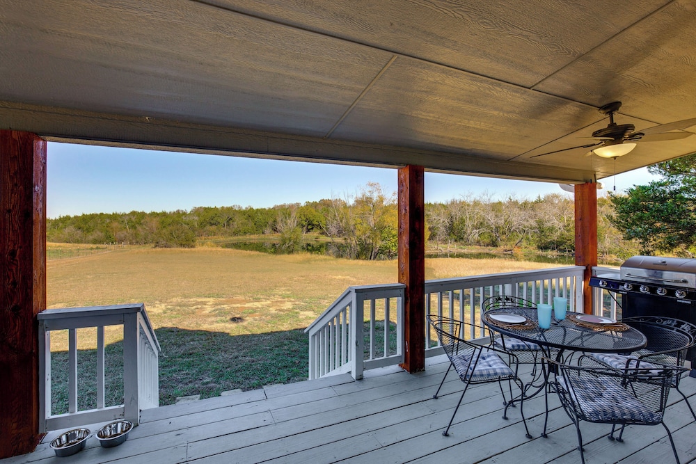 Stocked Fishing Ponds: Texas Getaway w/ Cows!