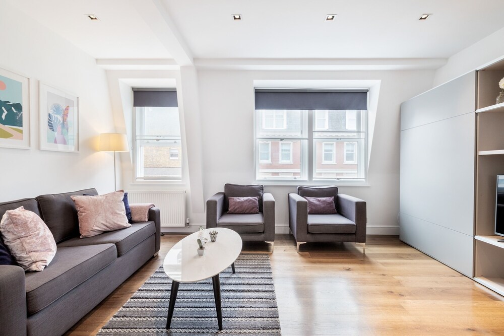 Stylish 2BR 2BA by the Heart of Soho