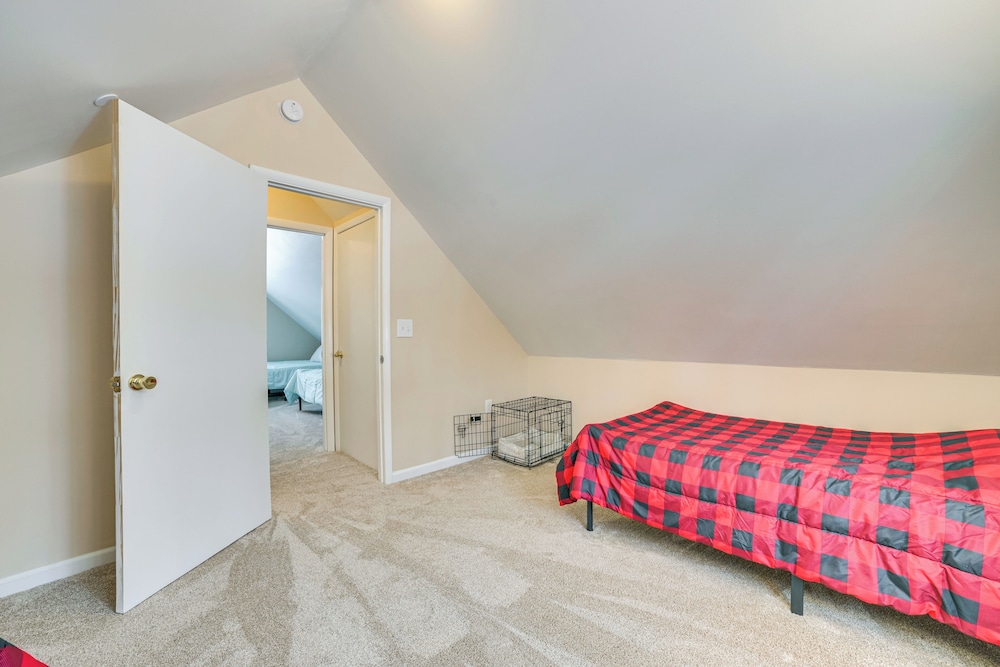 2 Blocks to Higgins Lake: Pet-friendly Family Home