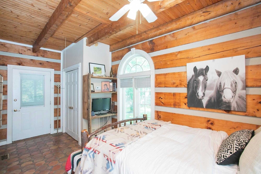35 Acre Villa w/ Pool, Spa, Wine Cellar & Gym + Near Golf Club La Pearla Ranch by Avantstay