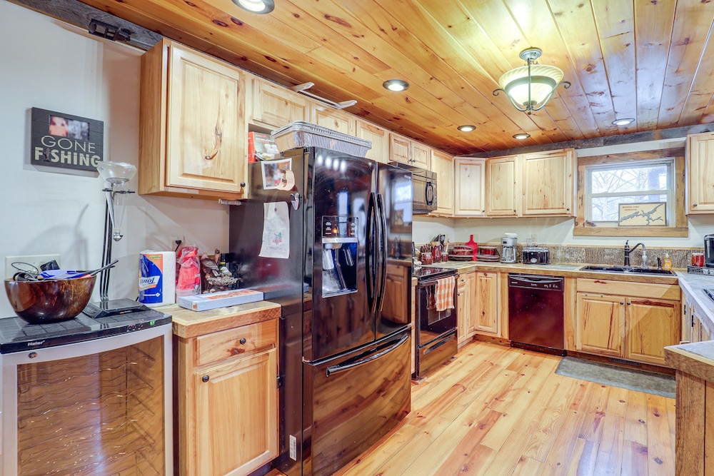 Pet-friendly Butler Cabin w/ Hot Tub, Walk to Lake view 5