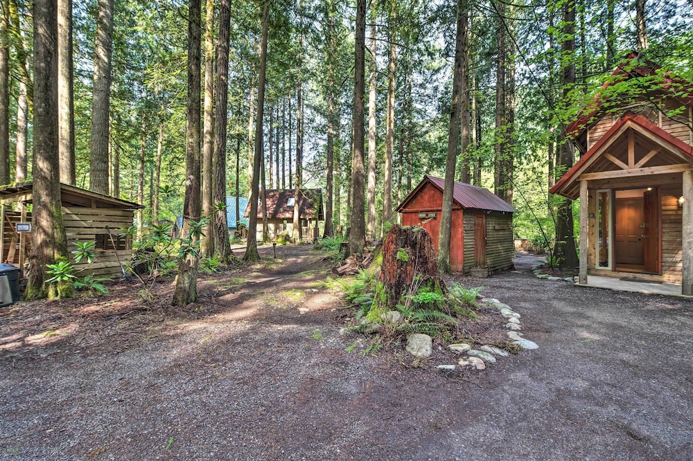 Three Enchanting Riverfront Cabins: Hot Tub Access