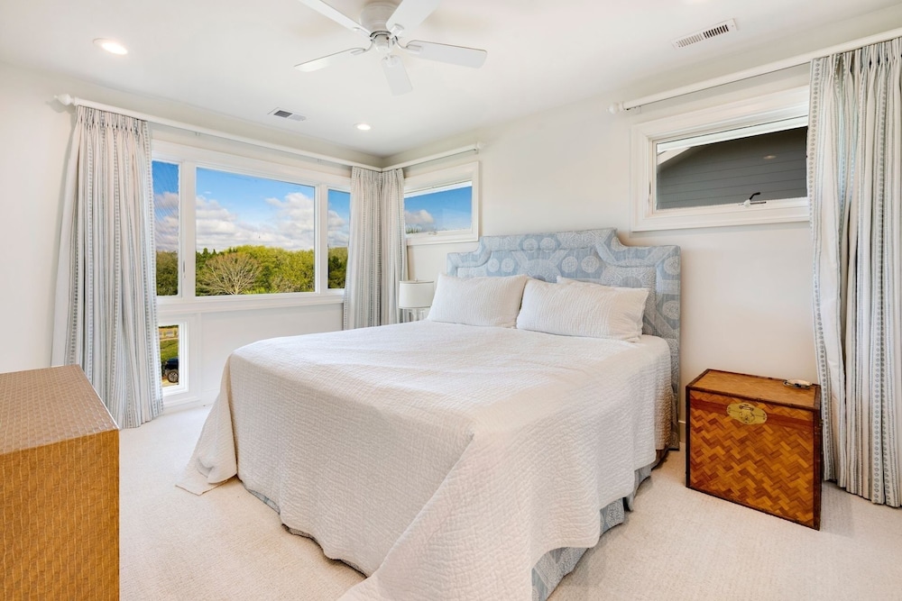Pawleys Island Vacations - Spacious Oceanfront Villa With Elevator, Wifi, Library, Board Games, Sunroom, And Wine Refrigerator 4 Bedroom Villa by RedAwning - Property Image 4