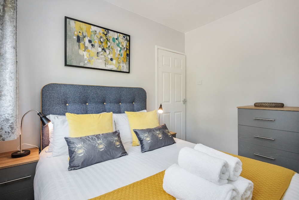 Ascot Pet Friendly 4 Bed House Parking view 3