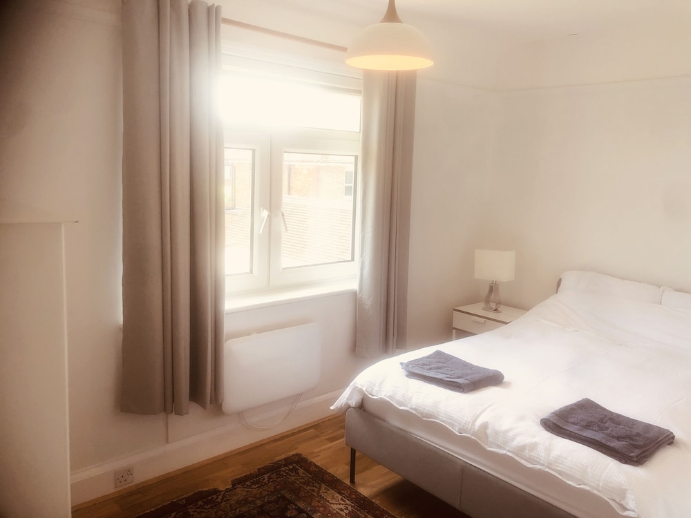 Inviting 5-bed House in Eastbourne view 4