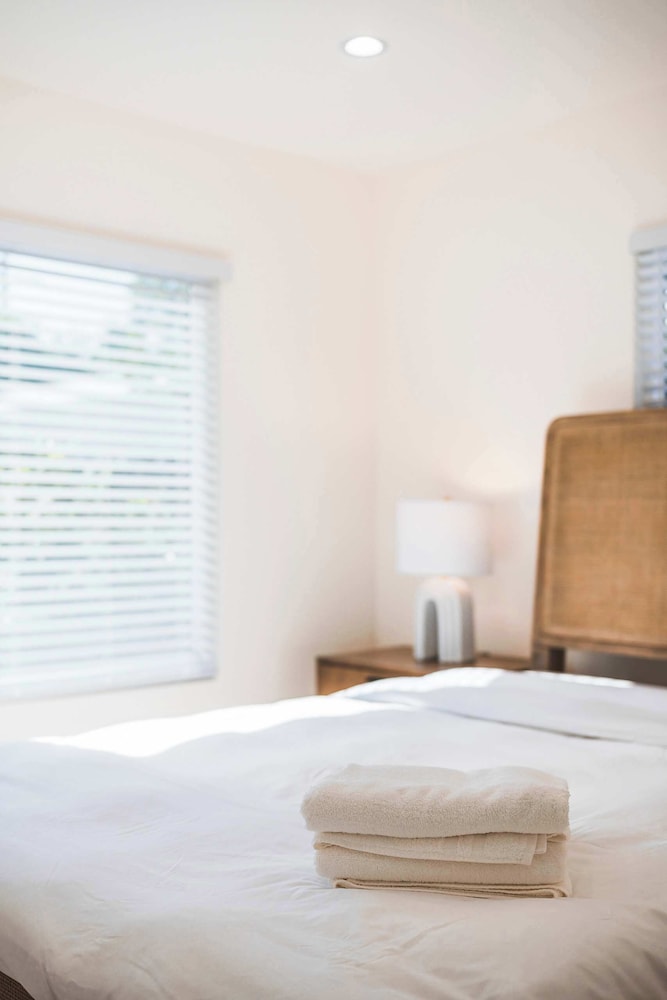 Not Affected by the Fire/spacious Modern Retreat w Luxury Amenities & Style