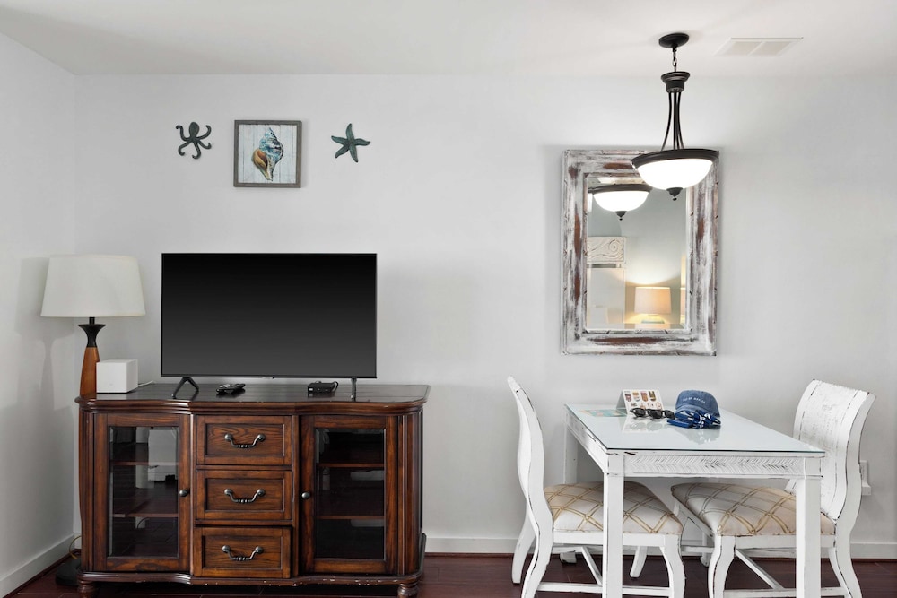 Miramar Beach Studio w/ Pool, Tennis & Walk to Beach Luau Eastern Sky