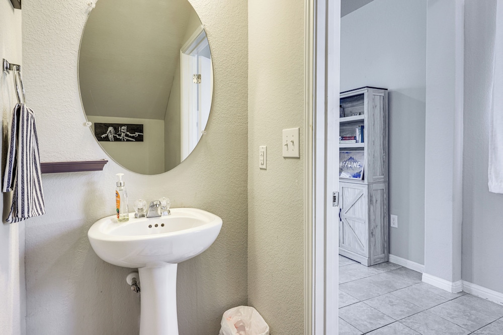 Family Home w/ Pool Access: 5 Mi to Downtown Buda!