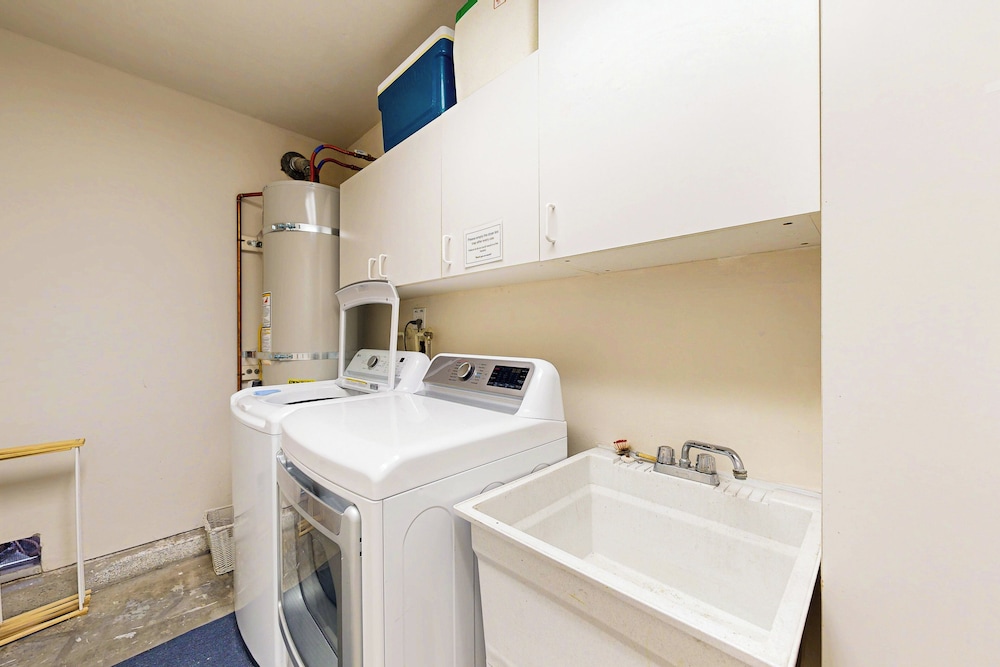 4BR Dog-friendly Home w/ Pool, Spa, Grill & A/C