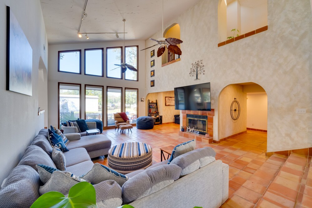1-acre Backyard & Gym: Spacious Apopka Escape!