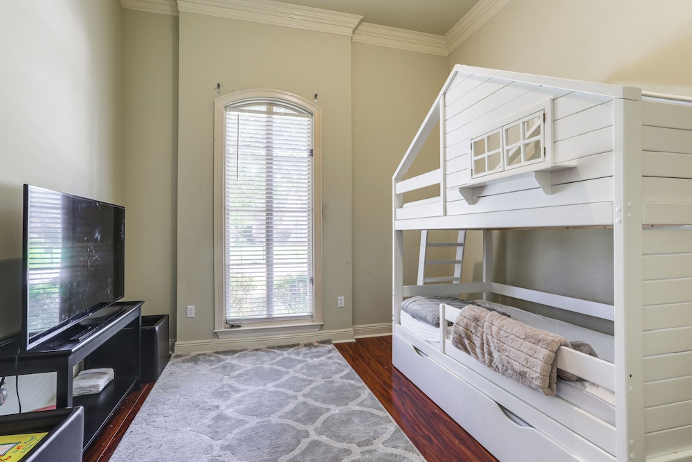 Easy Access to I-10: Family Home in Prairieville!