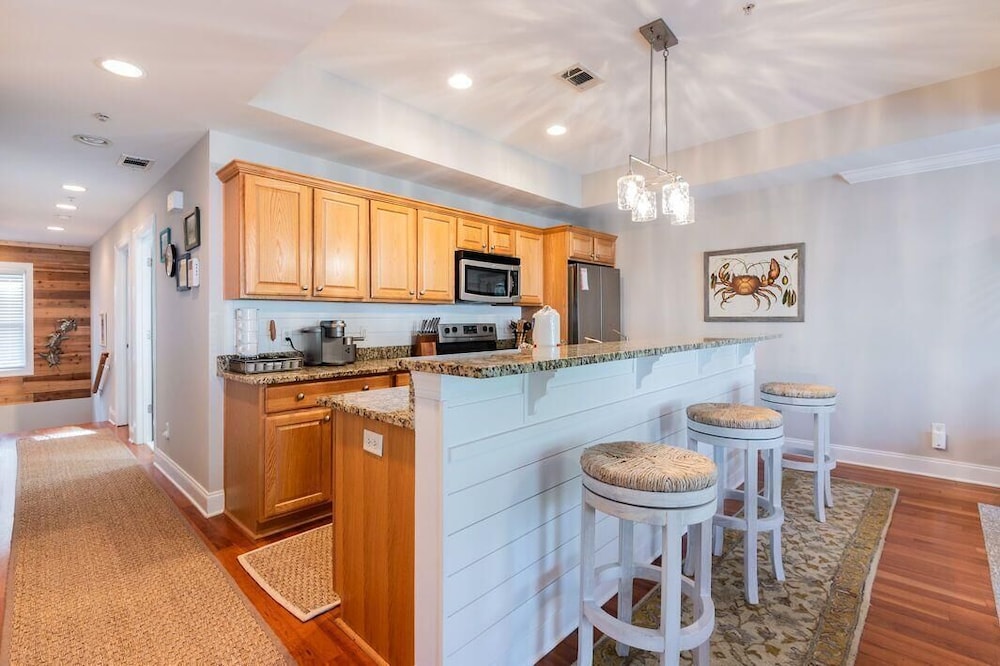Pearl of the Promenade - Old Town Bluffton, SC 2 Bed Townhome in Prime Location