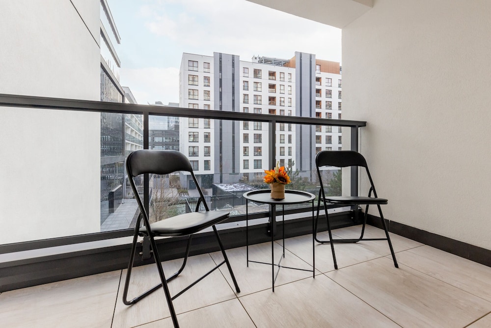 Roomy Apartment Grzybowska219 by Renters view 4