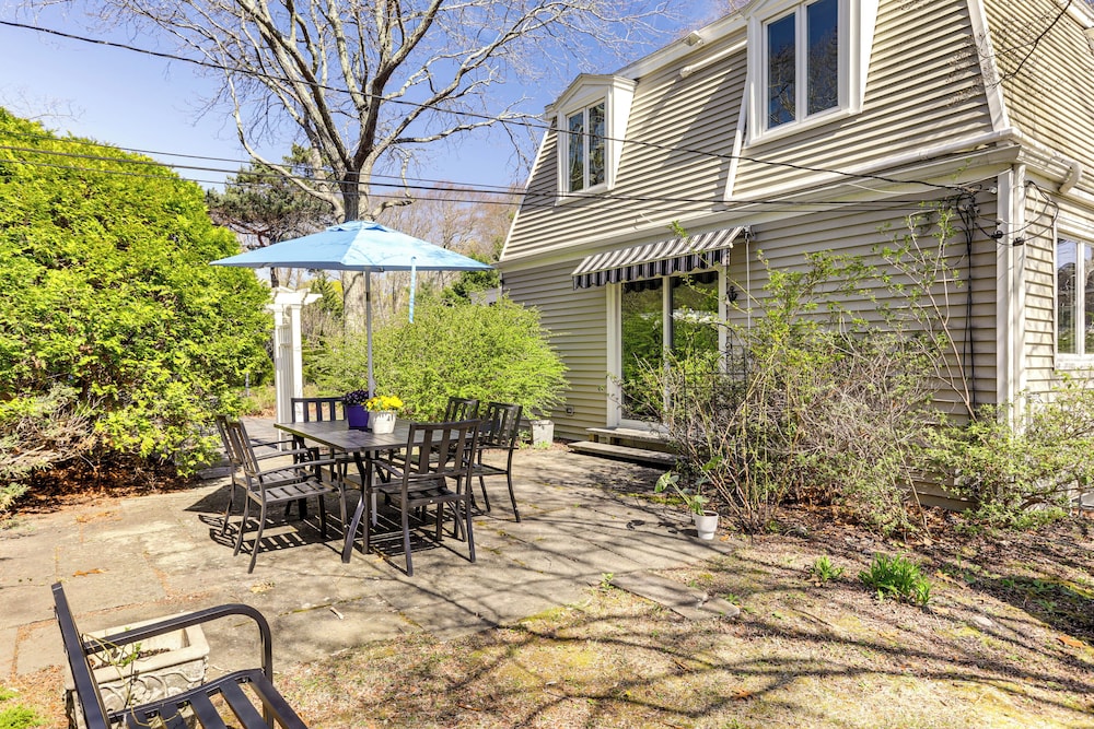 3 Mi to Cape Cod Bay: Marshfield Home w/ Balcony!