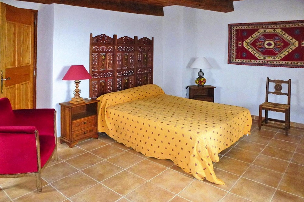 Private Garden House in Redortiers view 3