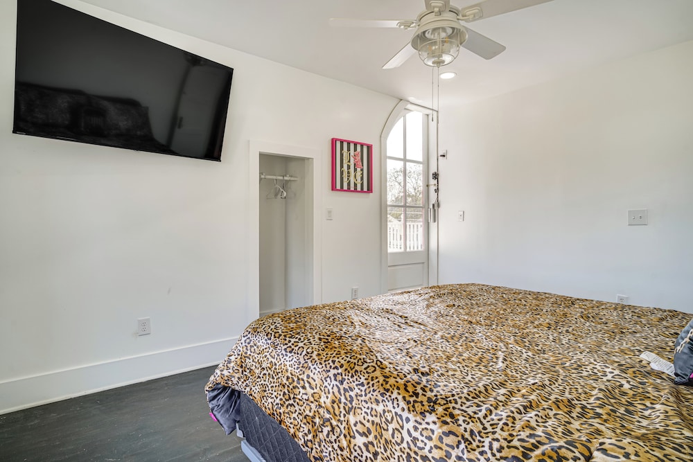 2 Mi to Gator Chateau: Vibrant Home w/ Balcony