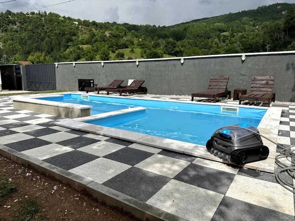 Rijeka Villa-Spacious 4BR with Pool