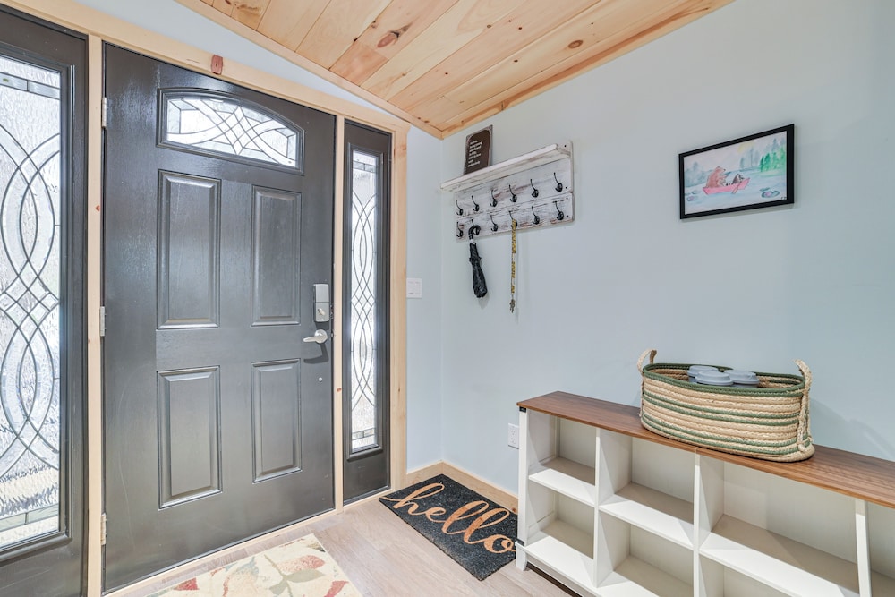 Lake Access & Dock: Remote Mio-area Cottage