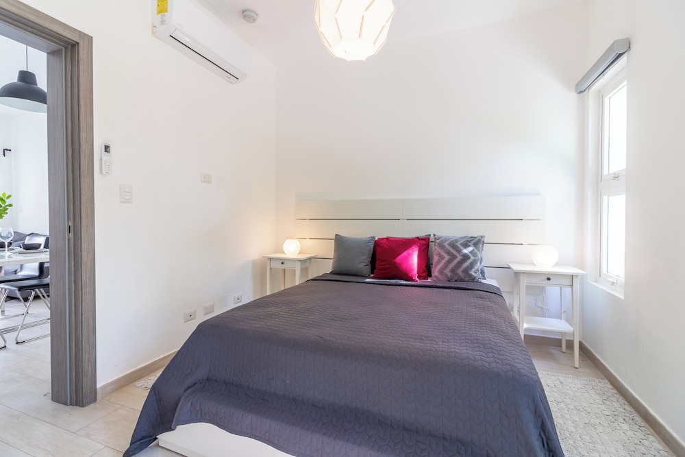 Modern 2BR Apartment - Paseo del Mar