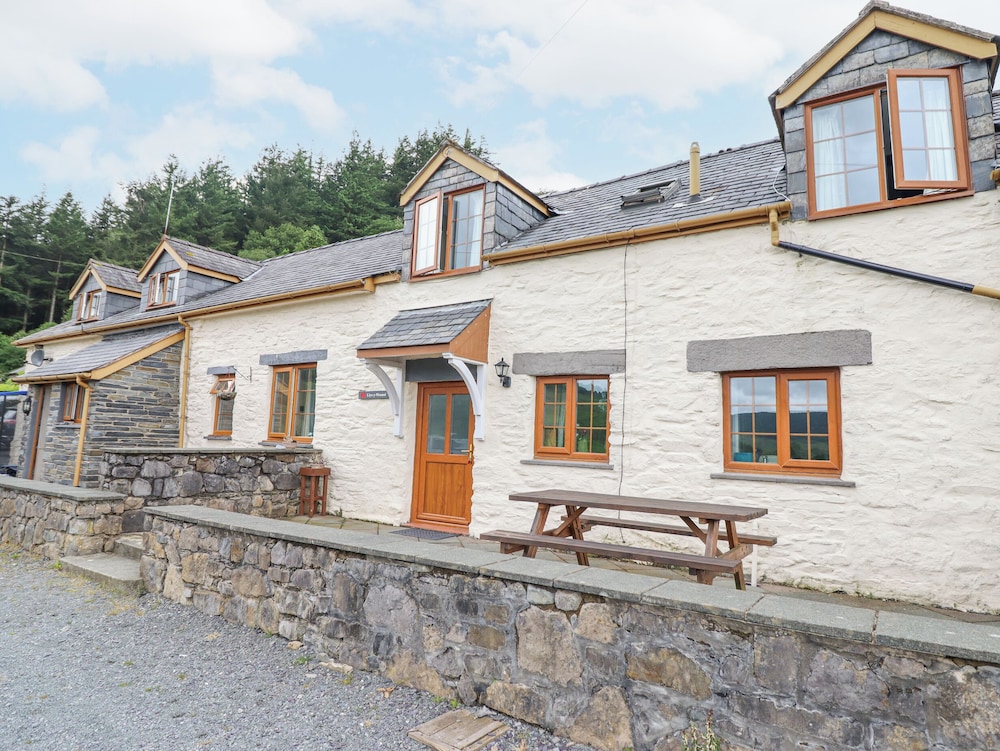 Llys-y-wennol
