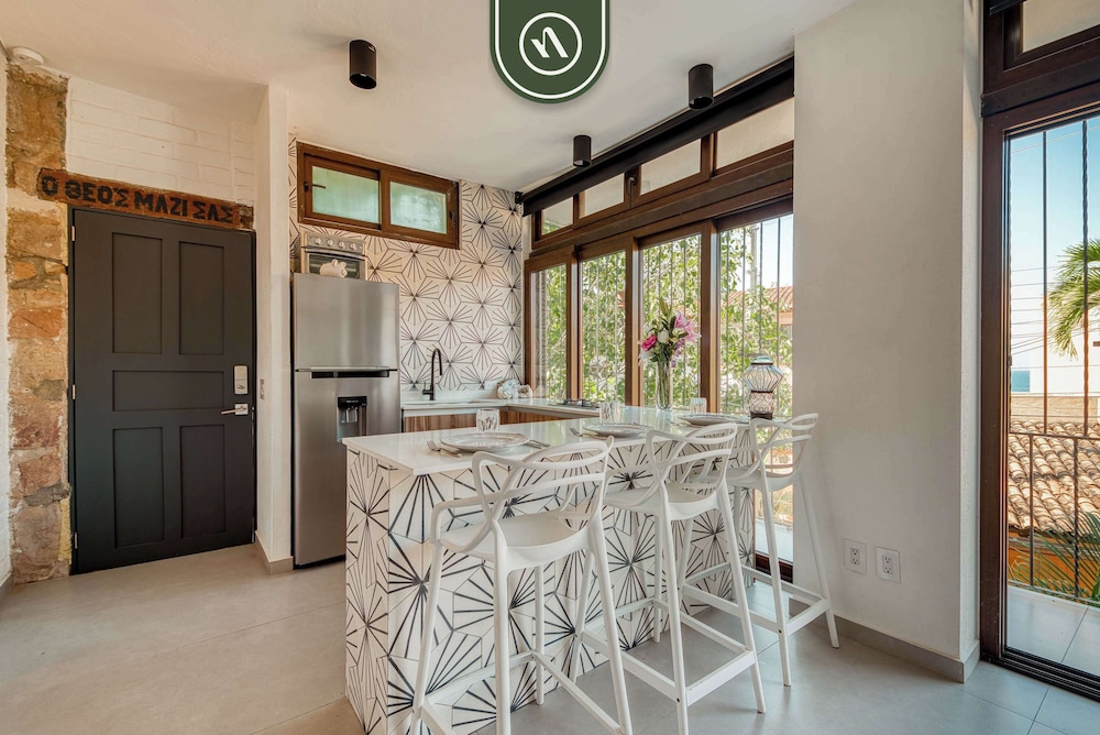 1 BR Mountain Retreat - 5 min to Beach - Pool