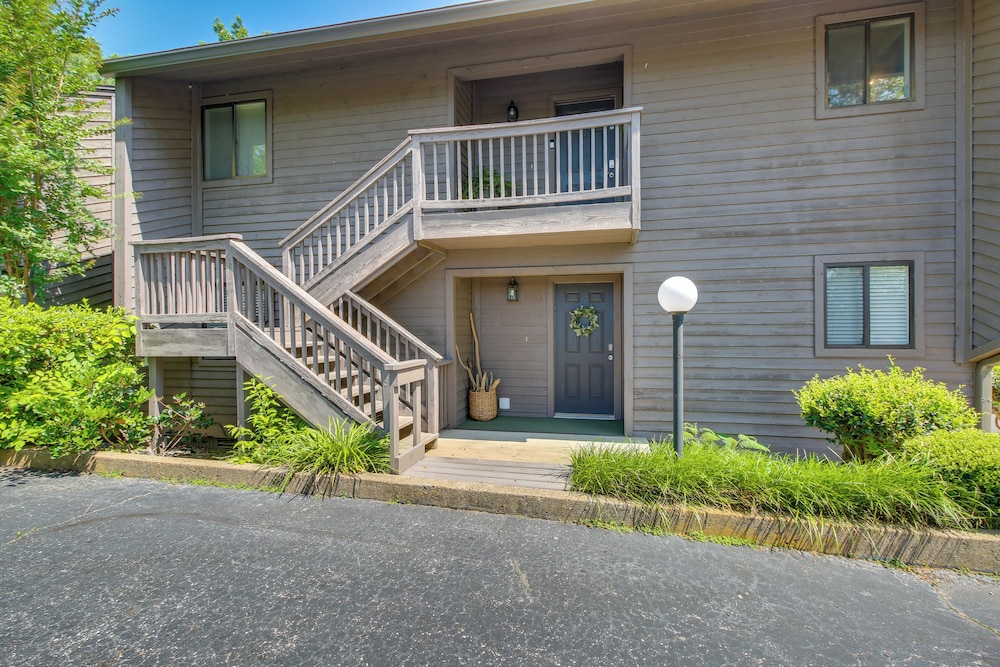 1 Mi to Boating: Pool-view Haven in Lake Hamilton!