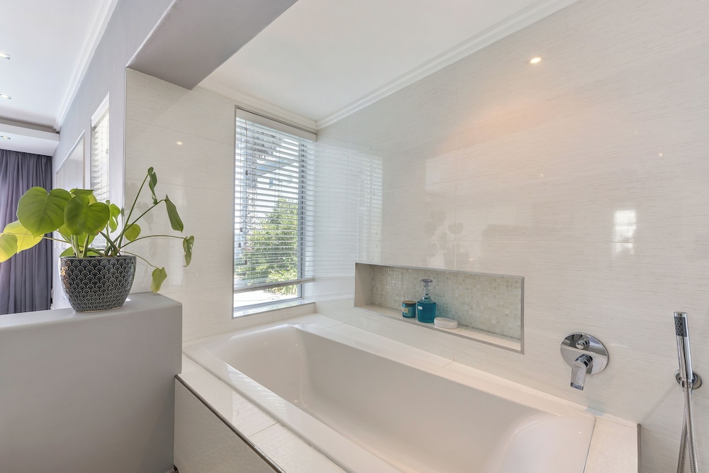 Beachfront, Private Pool, Pizza Oven, Pool Table, Fast Internet, Family Friendly
