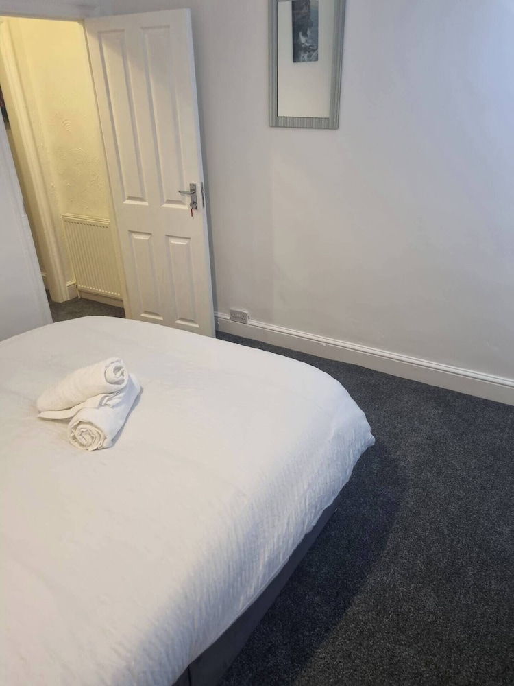 Gillingham 4-bed Stay - Wifi, Parking, Ldn Access