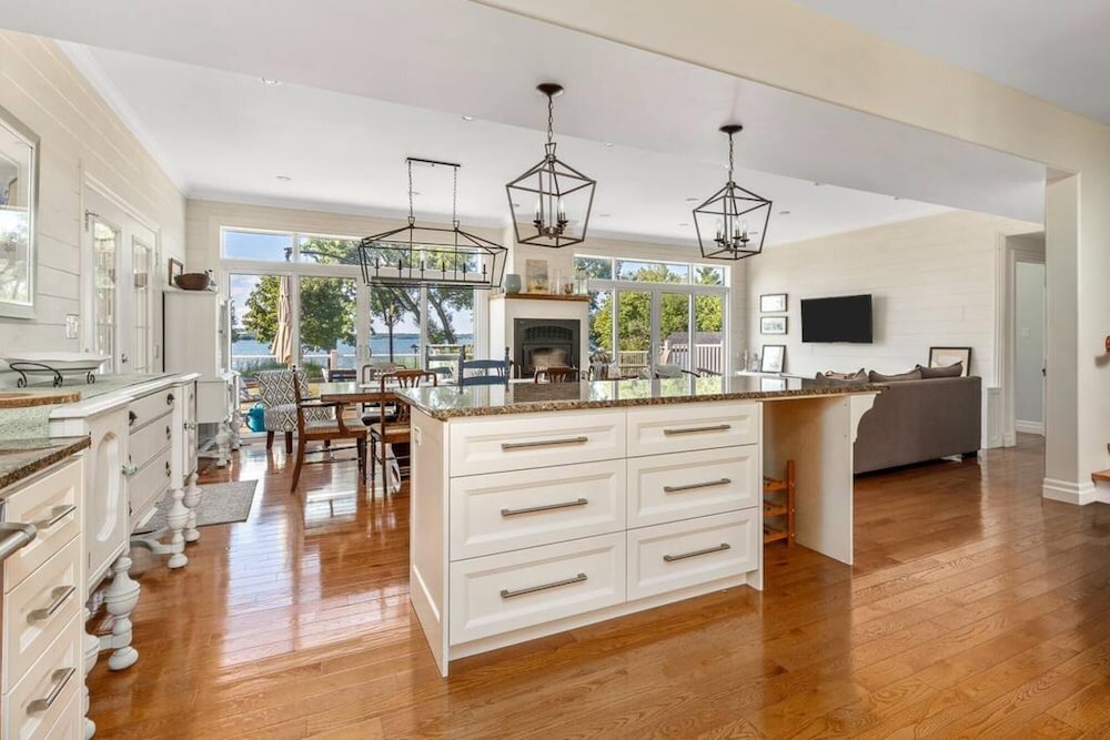 County Lakehouse - The Perfect Spot in PEC - Image 4