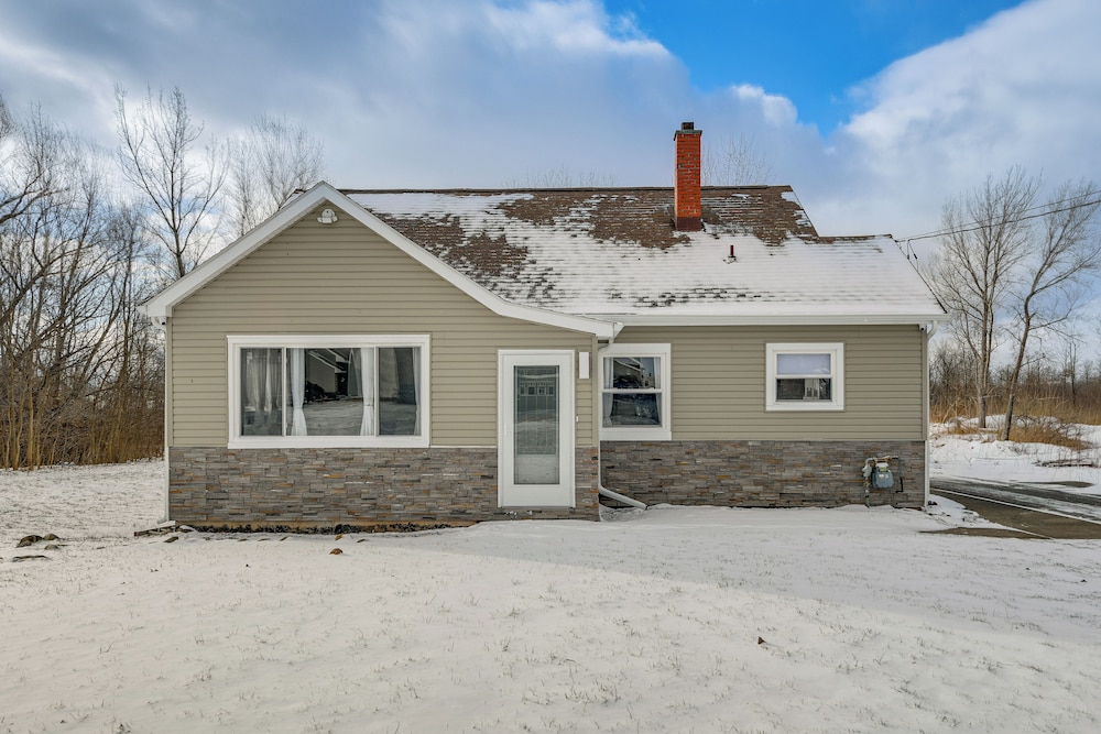 2 Mi to Airport: High-end Cheektowaga Home!