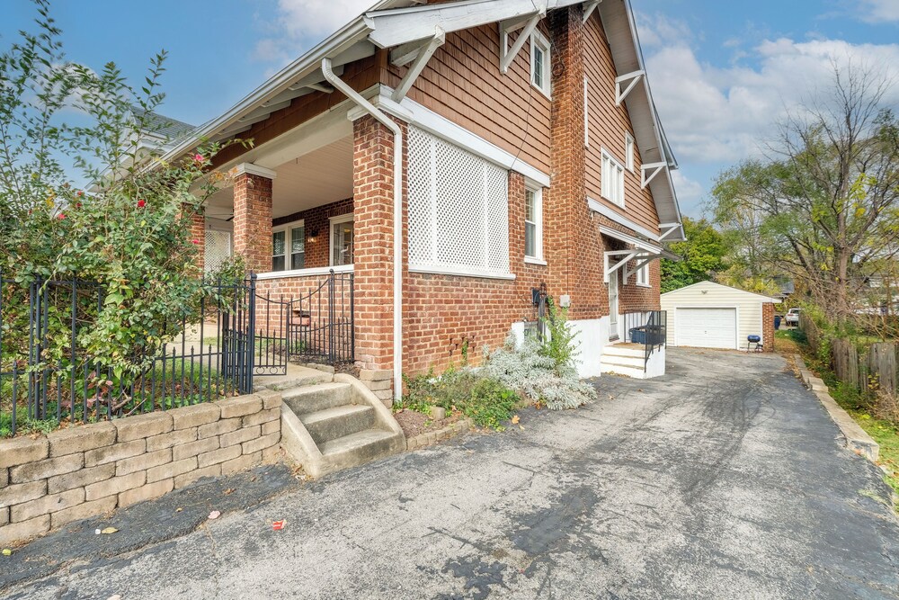 Walk to The Grandin Theatre: Roanoke Unit w/ Yard!