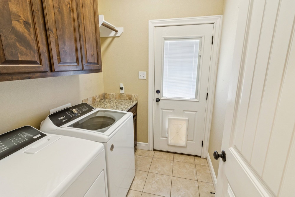 Gorgeous 4br Dakota Springs Home 3 Bedroom Home