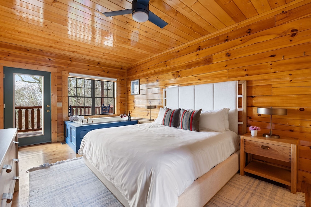 Bears Den Way Resort Cabin w Games Hot Tub View Mins From Dollywood
