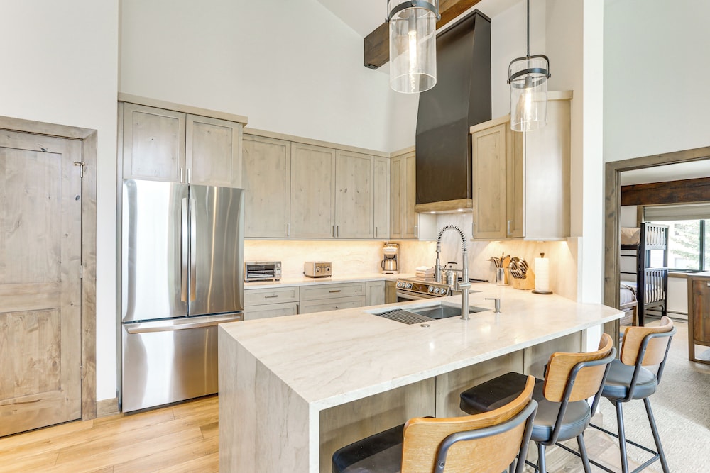 Sauna & Ski Shuttle Access: Mtn-view Condo in Avon