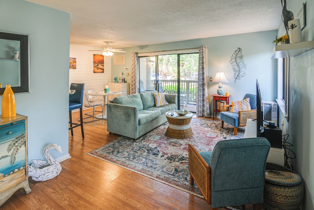 < 1 Mi to Beach: Condo w/ Community Perks in Hhi! view 5