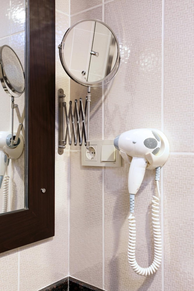 Arya Hotel Business Deluxe - Property Image 4