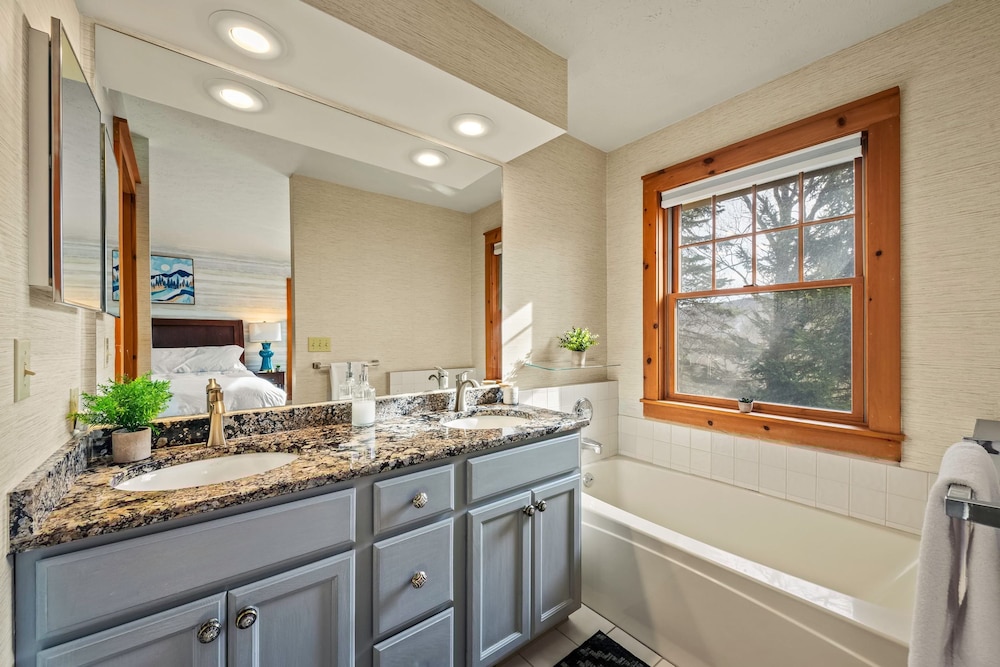 Mountain Escape With Game Room Balcony Stunning Views in the Poconos Christina