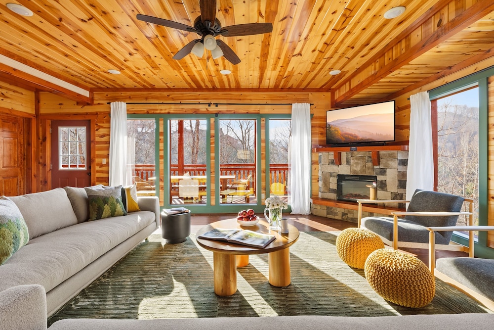 Boulder Ridge Cabin Indoor Pool Home Theater and Games Newly Redesigned