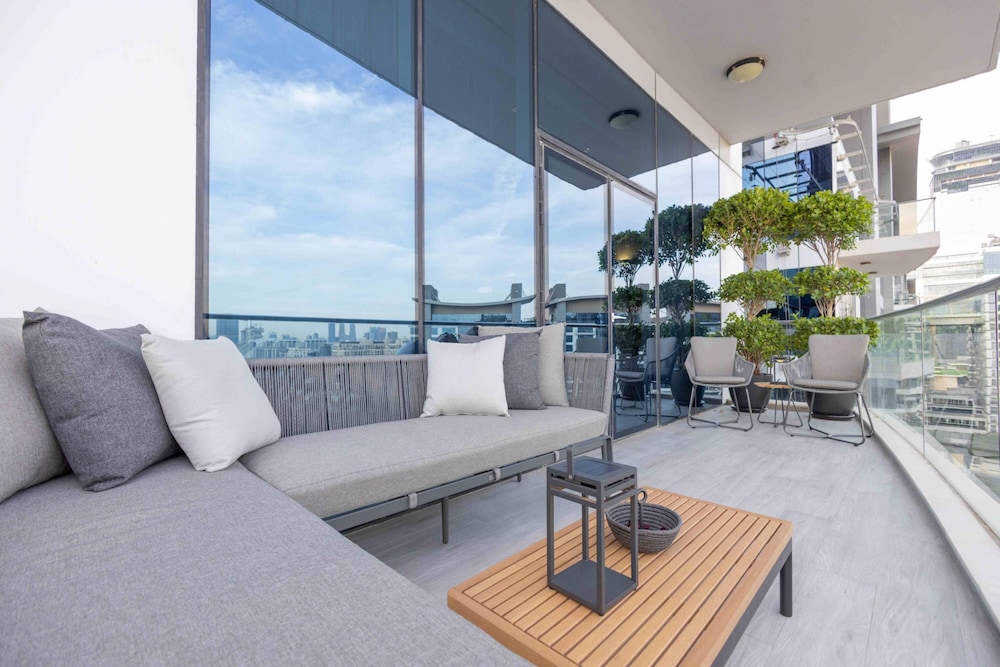 Sophisticated 1BR Palm Apt w Beach Access