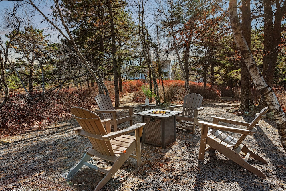 Laker s Pointe by Avantstay Lakefront Private Peninsula Hot Tub Game Room