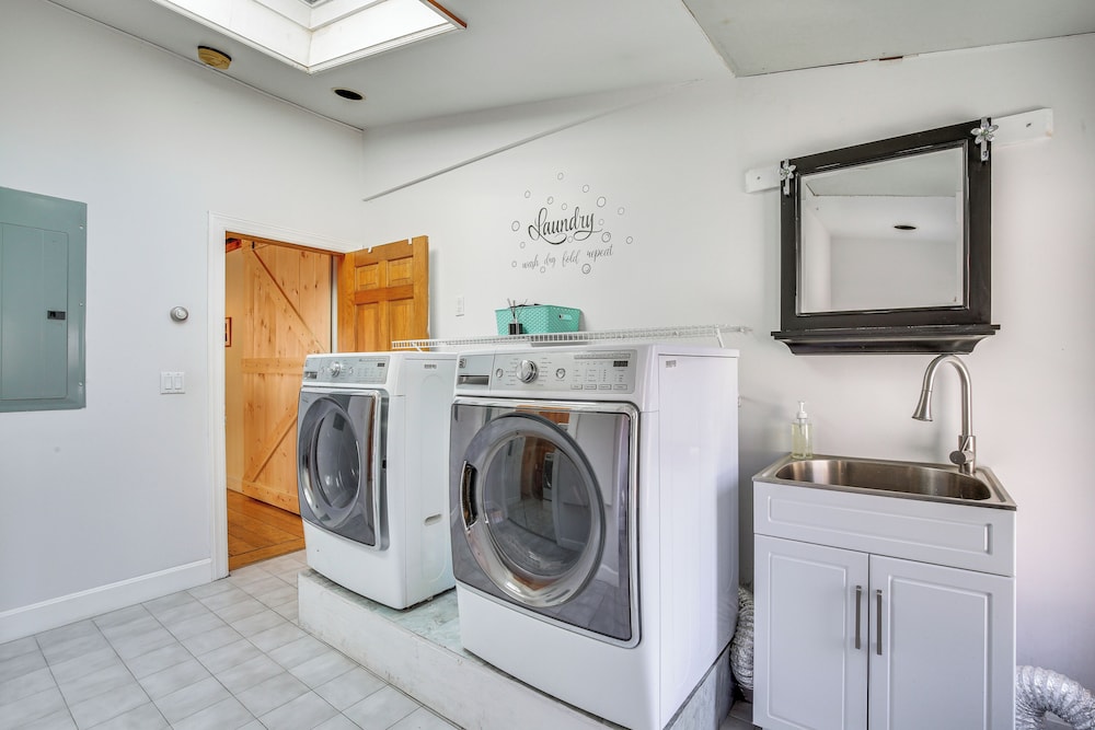 4 Mi to Danbury: Apt w/ Indoor Pool Access