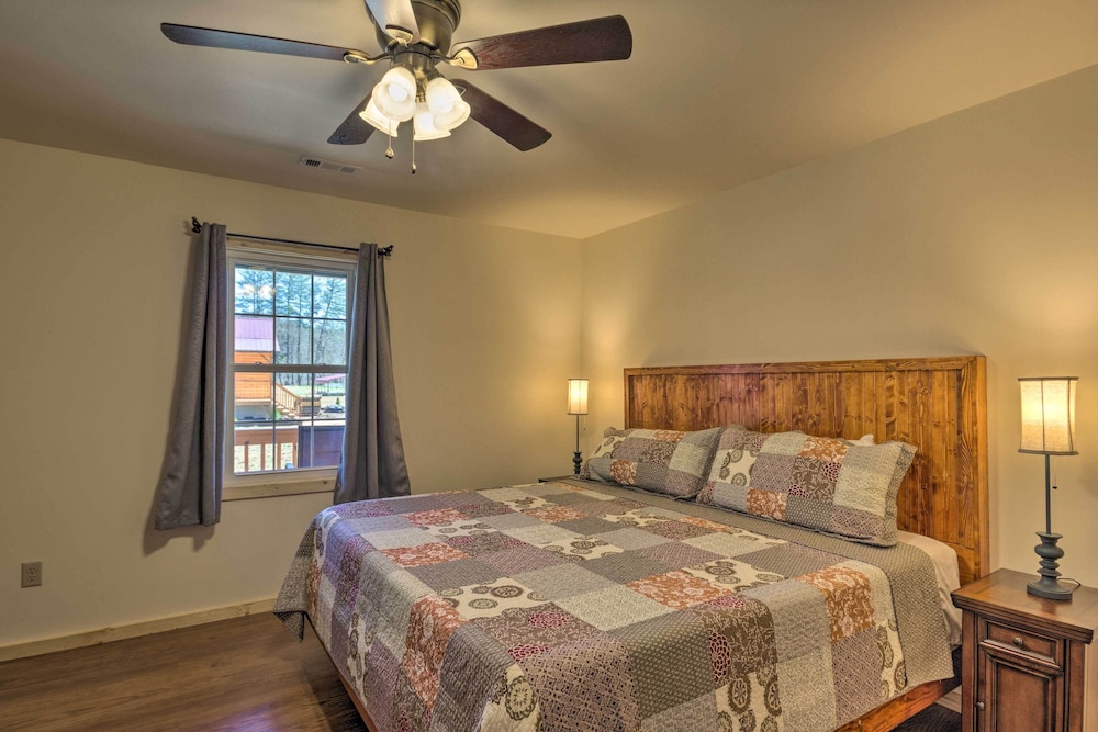 Bears Den' Cabin w/ Porch ~ 5 Mi to Bryson City! view 4