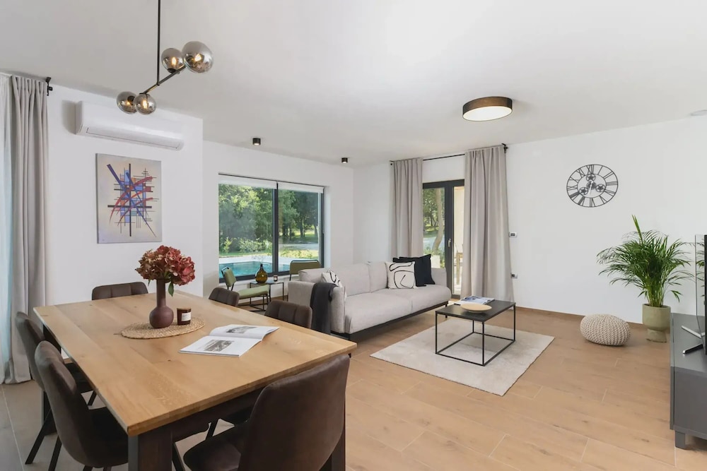 Photinia in Labin With 3 Bedrooms and 1 Bathrooms