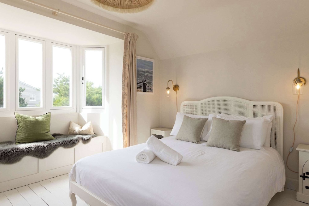 Newly Renovated Beachside Retreat for 10