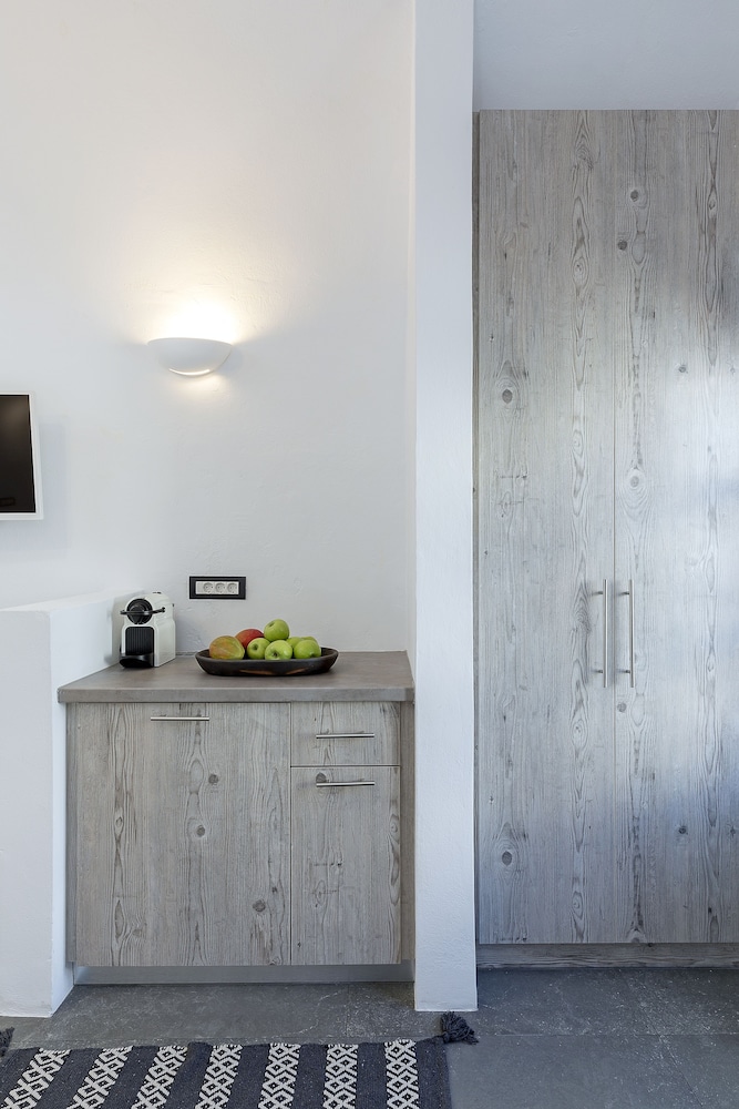 Alluvial Santorini Suites