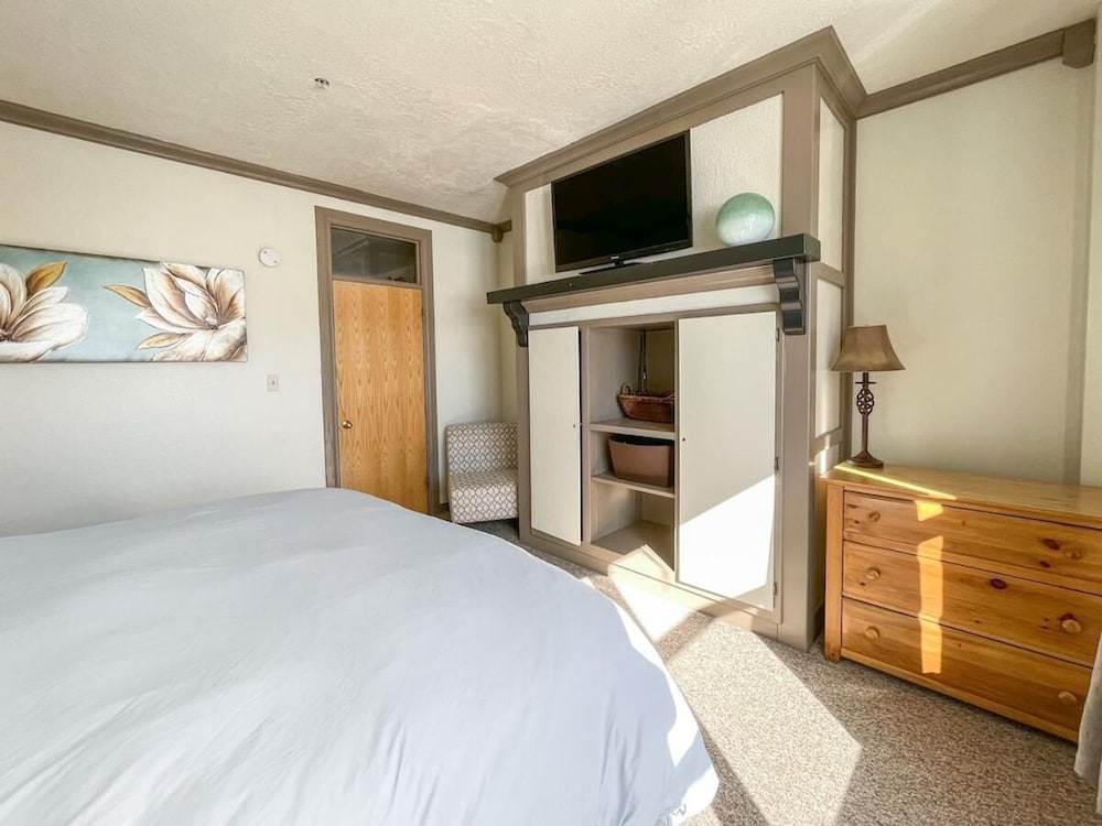7 guests 2BR 2BA